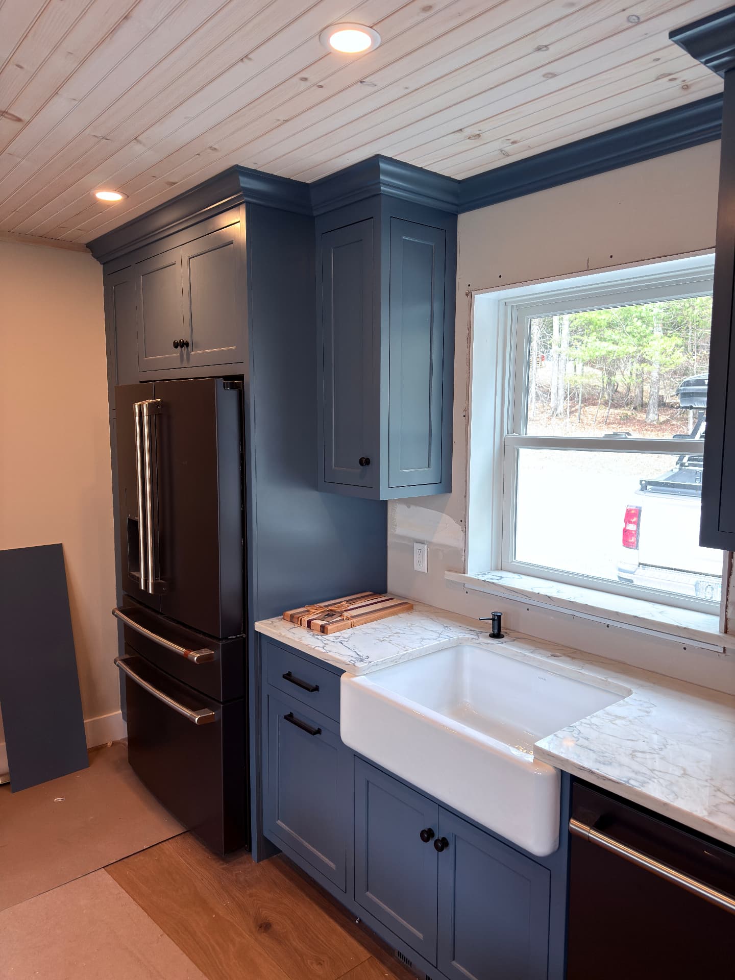 Farmhouse sink set in marble-look quartz