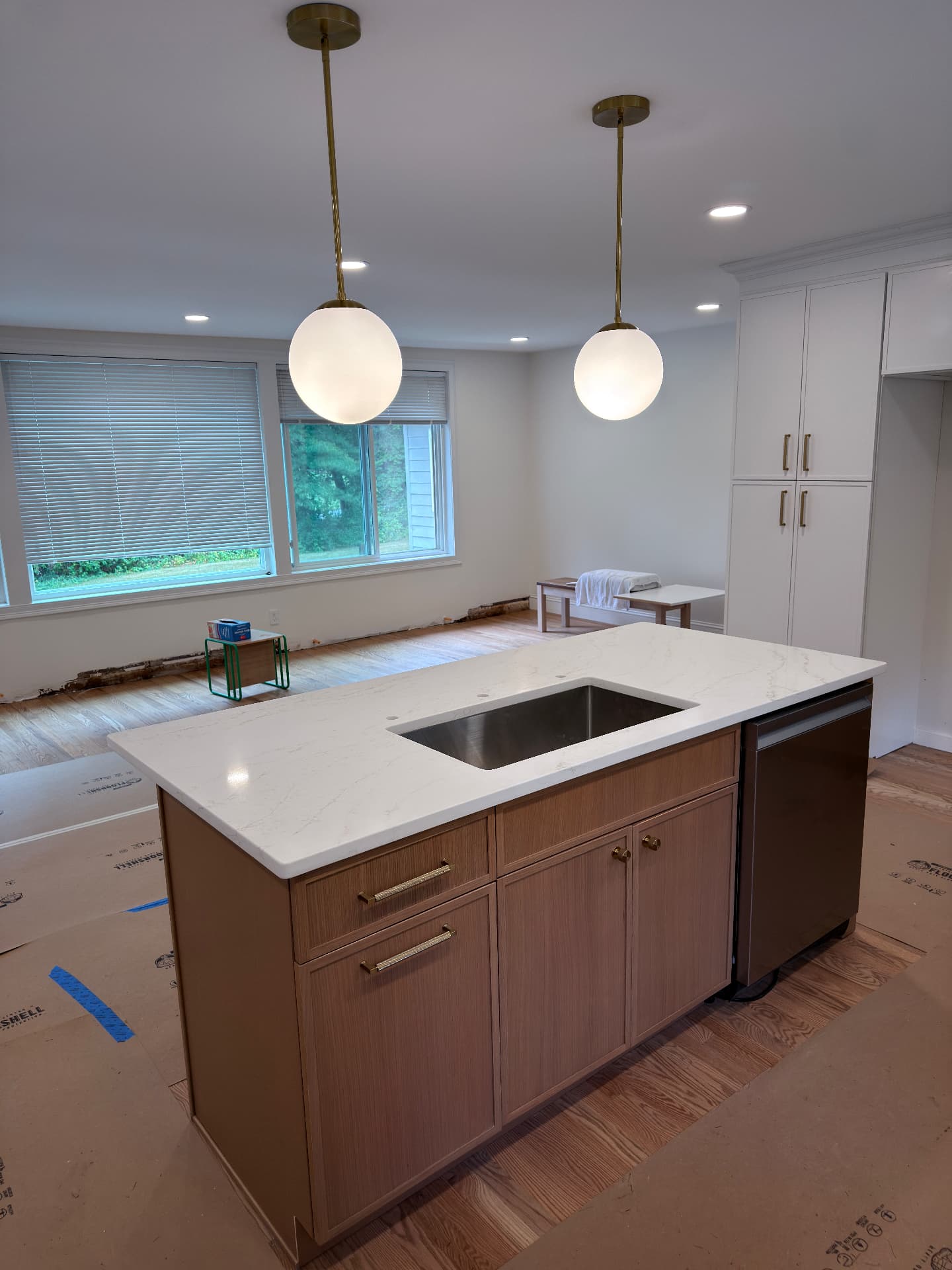 Kitchen island with white quartz and undermount sink