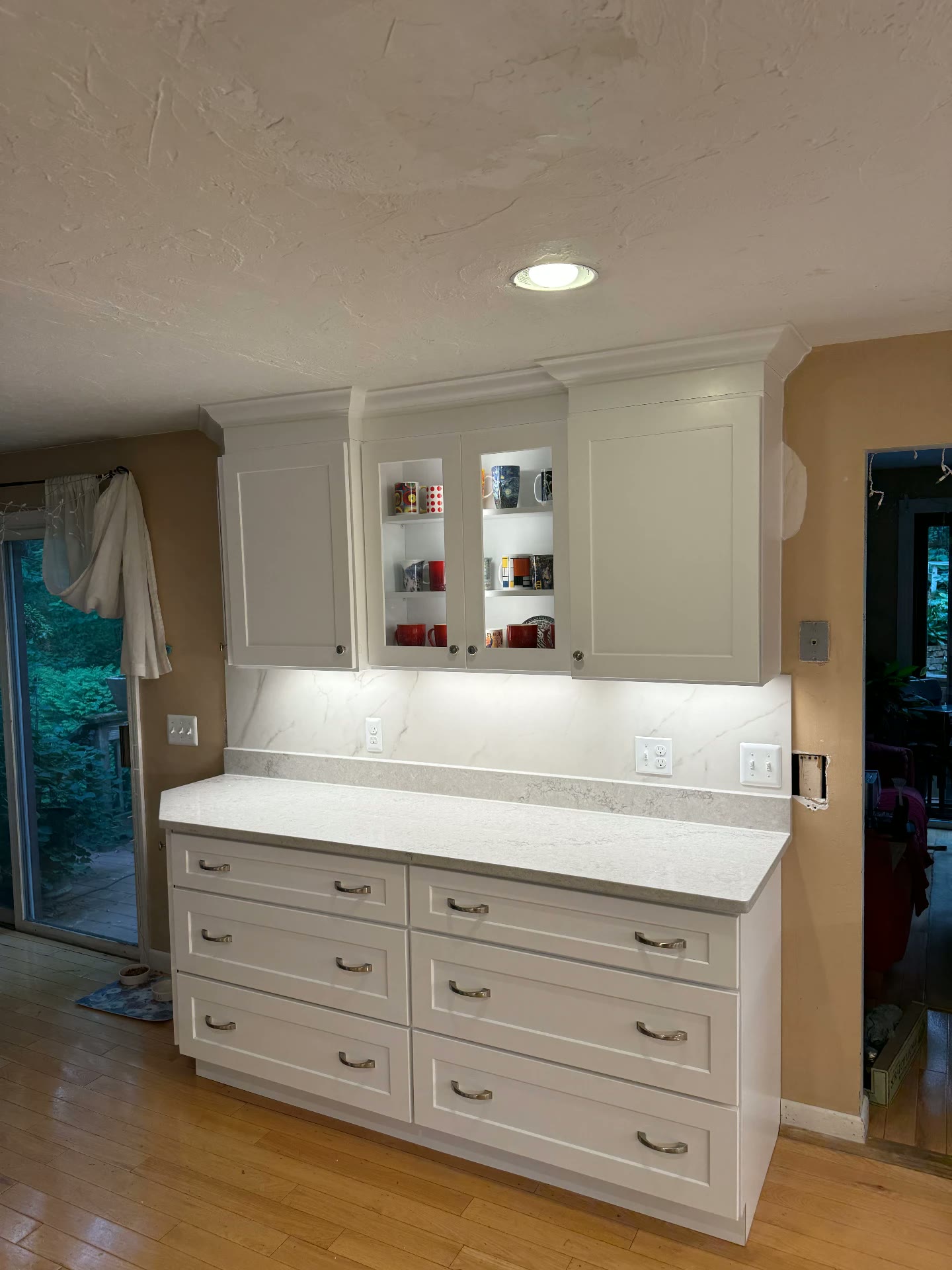 White cabinet hutch with quartz top and backsplash