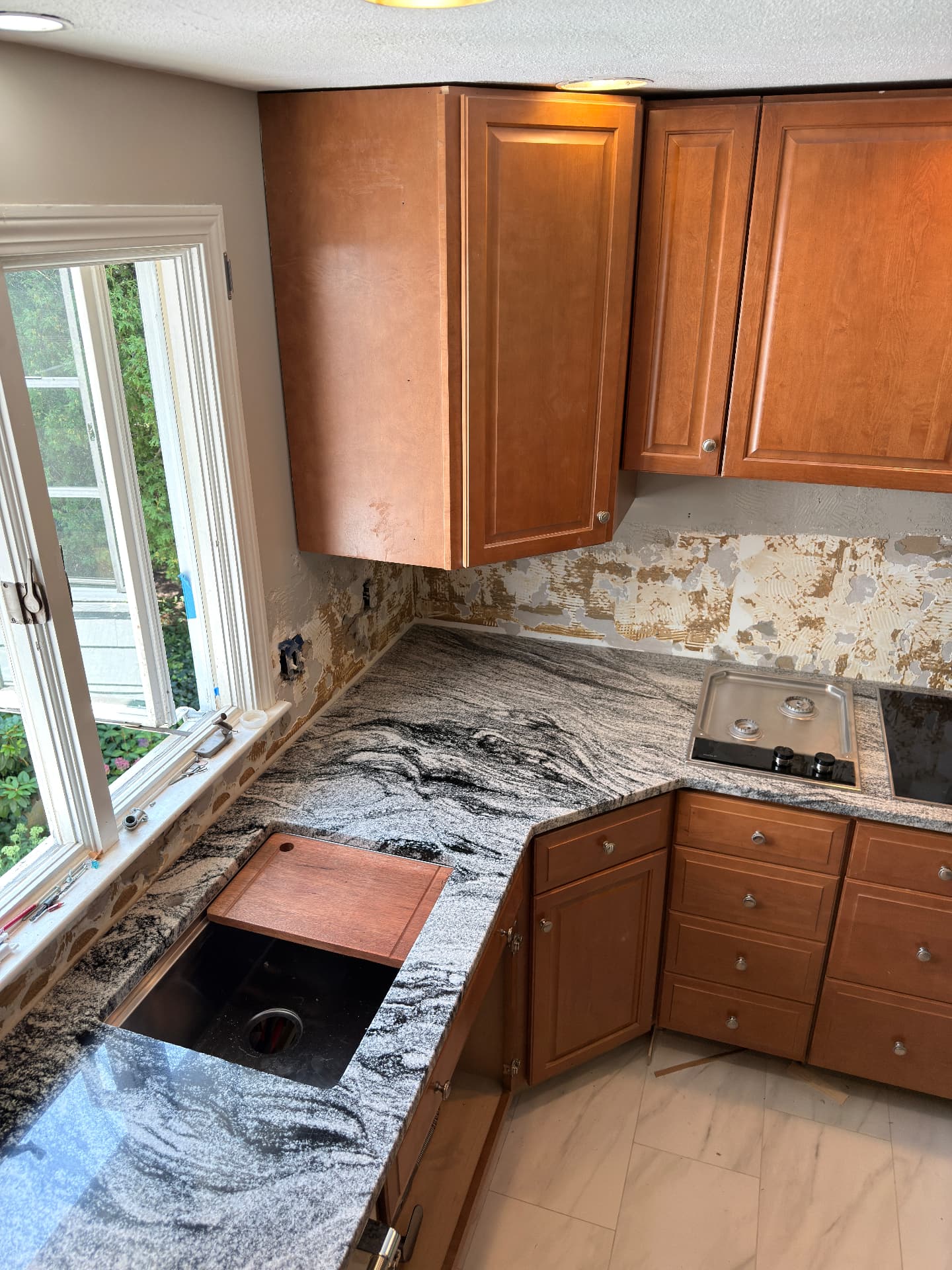 Swirled granite kitchen countertops